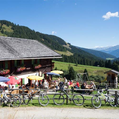 Die Baumgartenalm: Hütte und Berggasthof, Käsealm und Jausenstation im Mühlbachtal, Mühlberg 20 in 5733 Bramberg am Wildkogel, Oberpinzgau: die Baumgartenalm mit vielen Gästen im Sommer